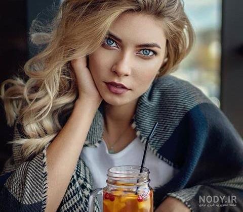 عکس دختر چشم آبی با موهای طلایی