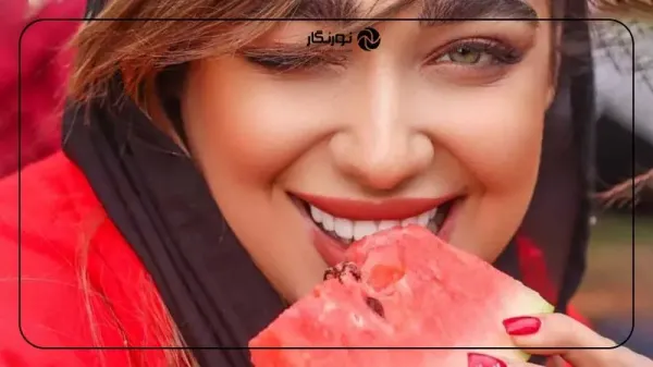  ژست عکس یلدایی دخترانه