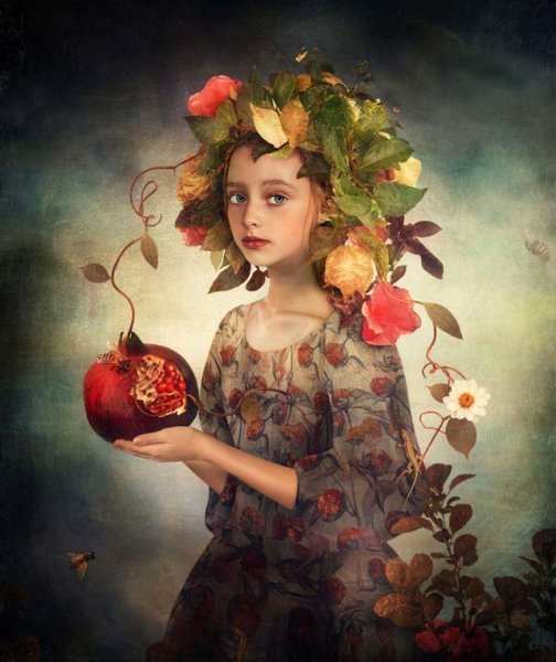 عکس انار در دست دختر