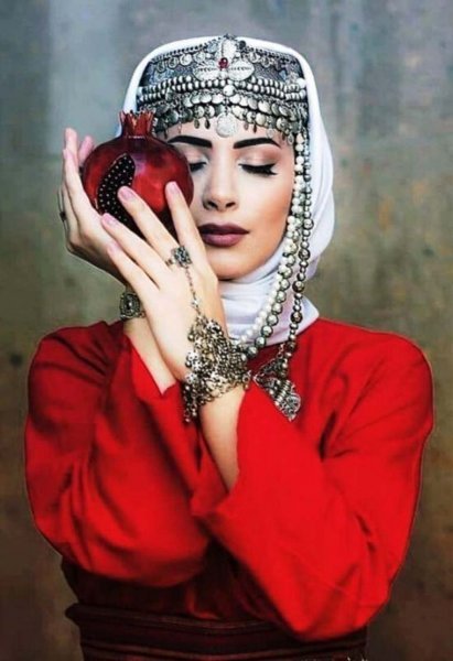  عکس انار در دست دختر