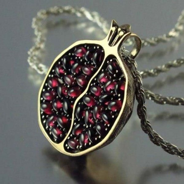  عکس انار در دست دختر