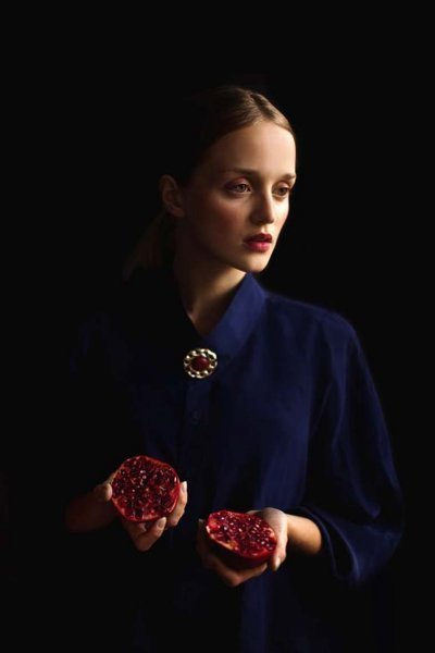  عکس انار در دست دختر