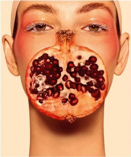  عکس انار در دست دختر