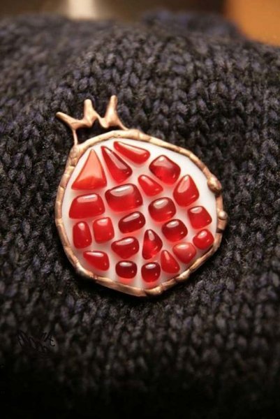  عکس انار در دست دختر