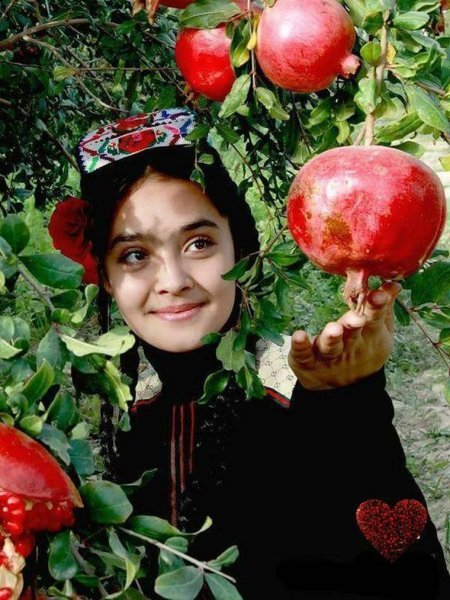  عکس انار در دست دختر