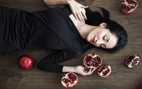  عکس انار در دست دختر