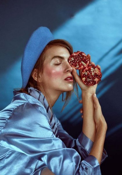  عکس انار در دست دختر