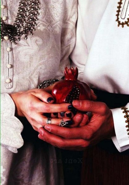  عکس انار در دست دختر