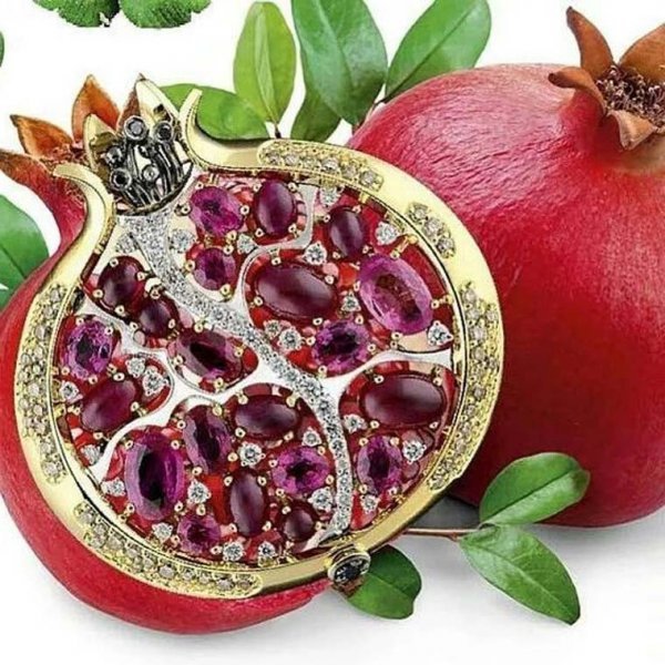  عکس انار در دست دختر