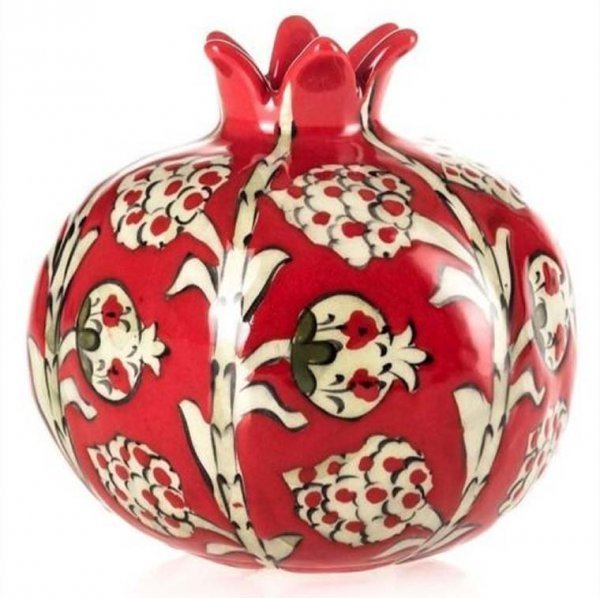  عکس انار در دست دختر