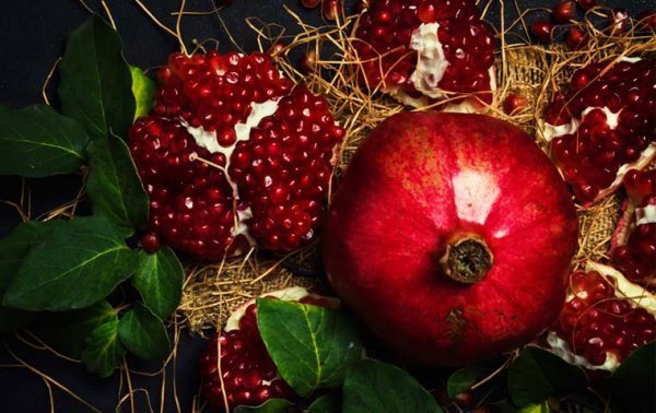  عکس انار در دست دختر