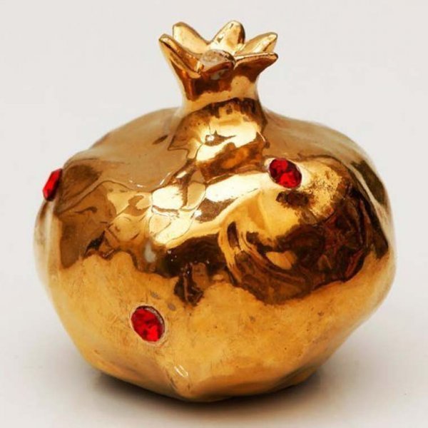  عکس انار در دست دختر