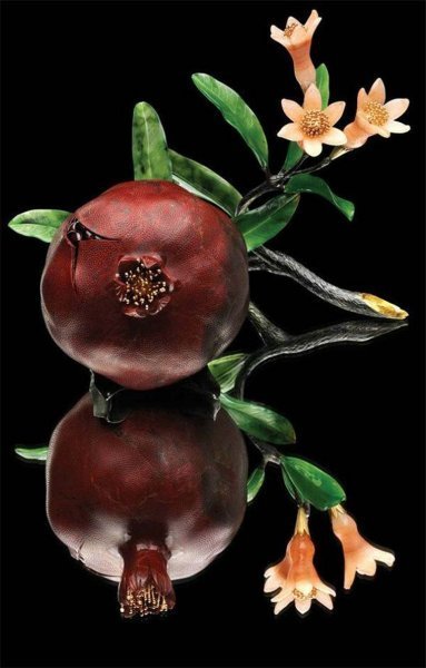  عکس انار در دست دختر