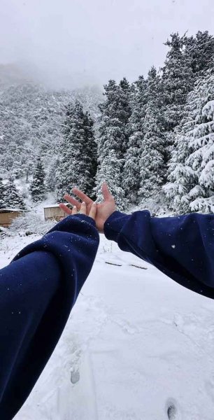  ژست عکاسی در برف بدون چهره