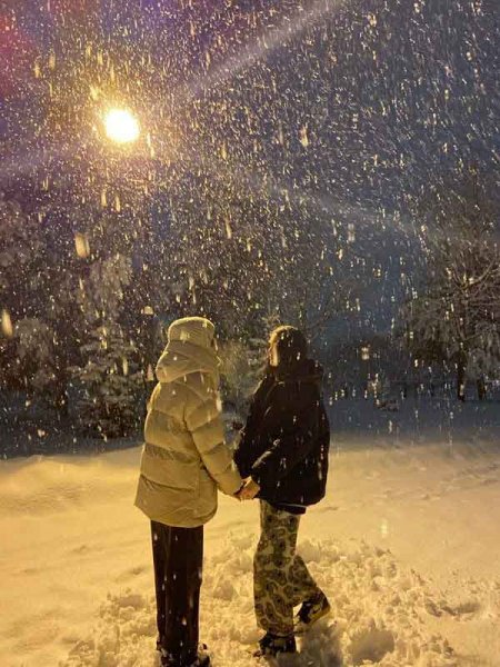  ژست عکاسی در برف بدون چهره