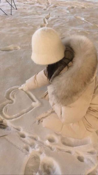  ژست عکاسی در برف بدون چهره