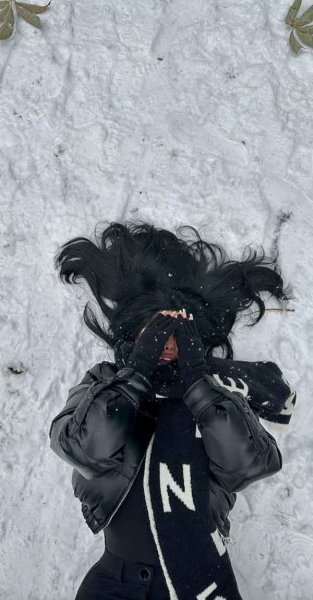  ژست عکاسی در برف بدون چهره