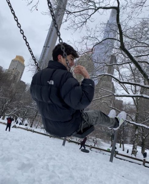  ژست عکاسی در برف پسرانه