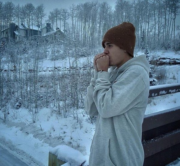  ژست عکاسی در برف پسرانه