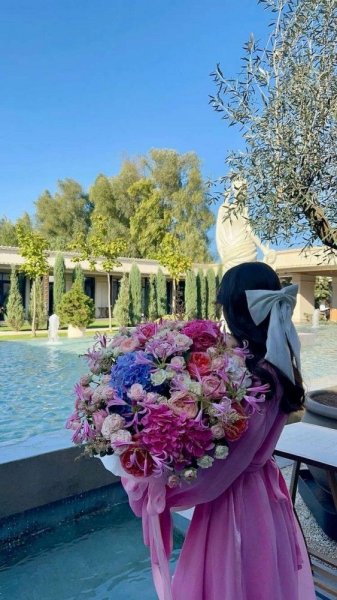  عکس با دسته گل بدون چهره