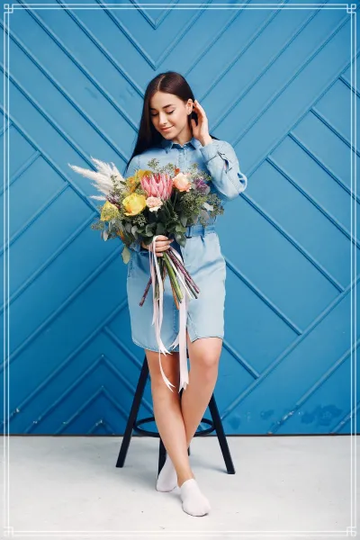  100 ژست عکس با گل در خانه