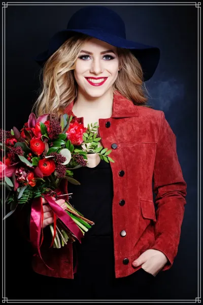  100 ژست عکس با گل در خانه