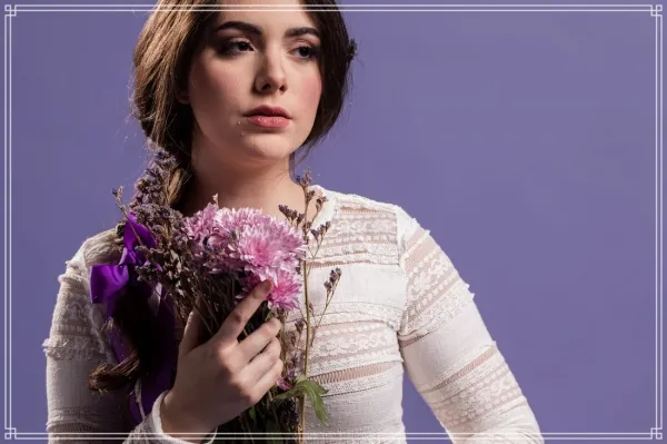  100 ژست عکس با گل در خانه