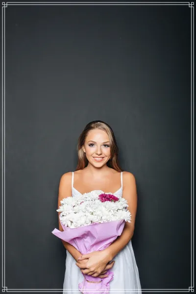  100 ژست عکس با گل در خانه