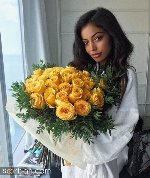 ژست عکس با گل در طبیعت