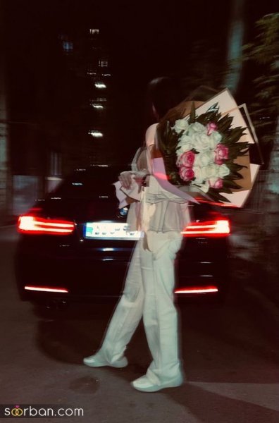  ژست عکس با گل در طبیعت