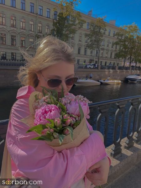  ژست عکس با گل در طبیعت