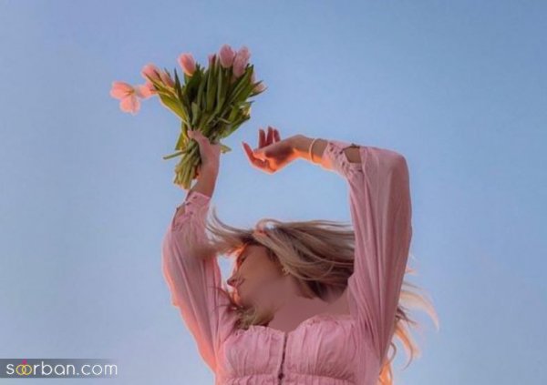  ژست عکس با گل در طبیعت