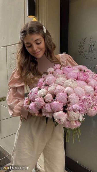  ژست عکس با گل در طبیعت