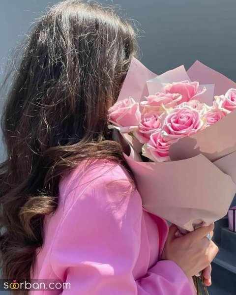  ژست عکس با گل در طبیعت