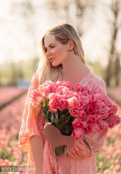  ژست عکس با گل در طبیعت