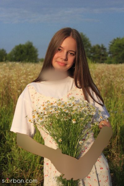  ژست عکس با گل در طبیعت