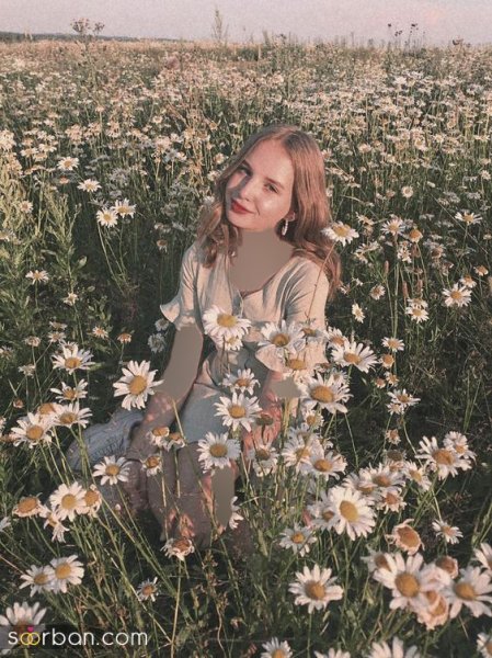  ژست عکس با گل در طبیعت