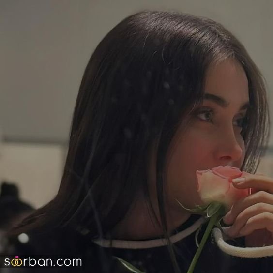  ژست عکس با گل در طبیعت