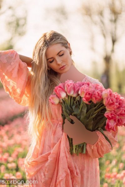  ژست عکس با گل در طبیعت