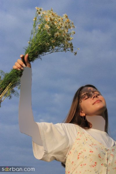  ژست عکس با گل در طبیعت