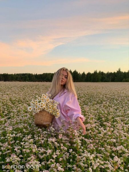  ژست عکس با گل در طبیعت