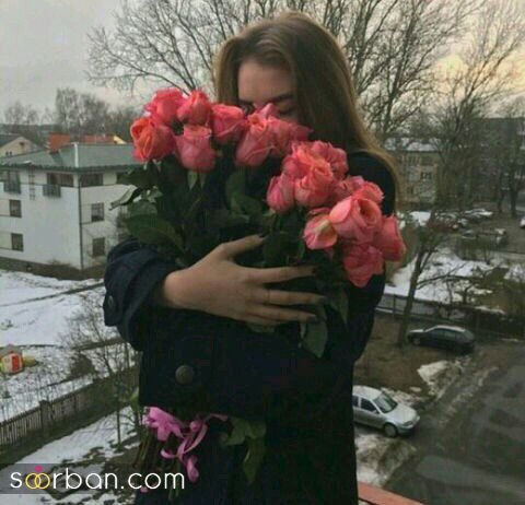  ژست عکس با گل در طبیعت