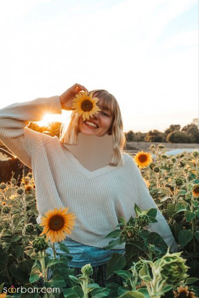  ژست عکس با گل در طبیعت