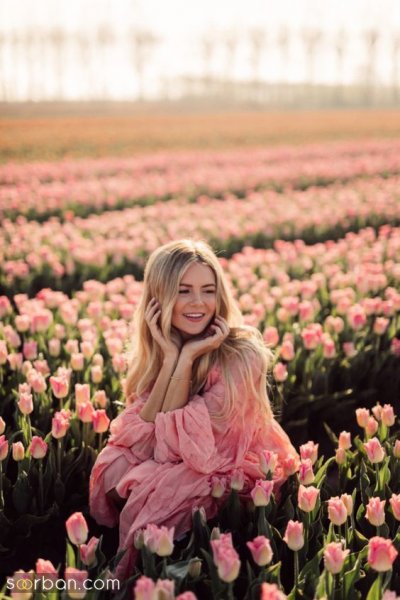  ژست عکس با گل در طبیعت