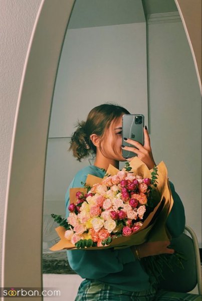  ژست عکس با گل در طبیعت