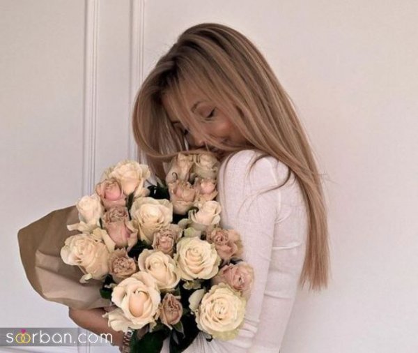  ژست عکس با گل در طبیعت