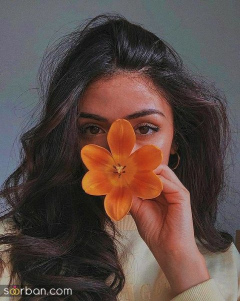  ژست عکس با گل در طبیعت