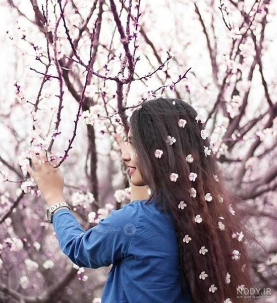 ژست عکس با شاخه گل رز