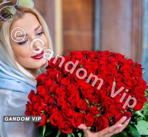 ژست عکس با شاخه گل رز