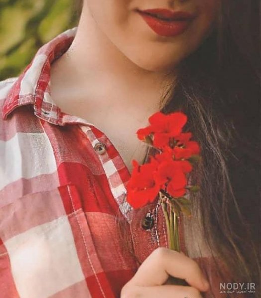 ژست عکس با شاخه گل رز